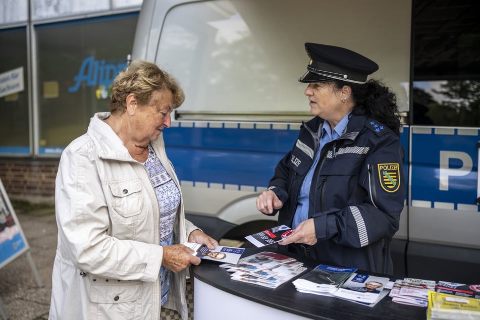 Gisela Zschauer (77) informierte sich bei Polizeihauptmeisterin Kathy Seyferth (54) zu den Betrugsmaschen.