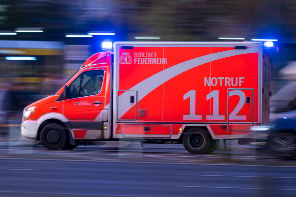 Das Opfer musste vom Rettungsdienst ins Krankenhaus gebracht werden. (Symbolfoto)