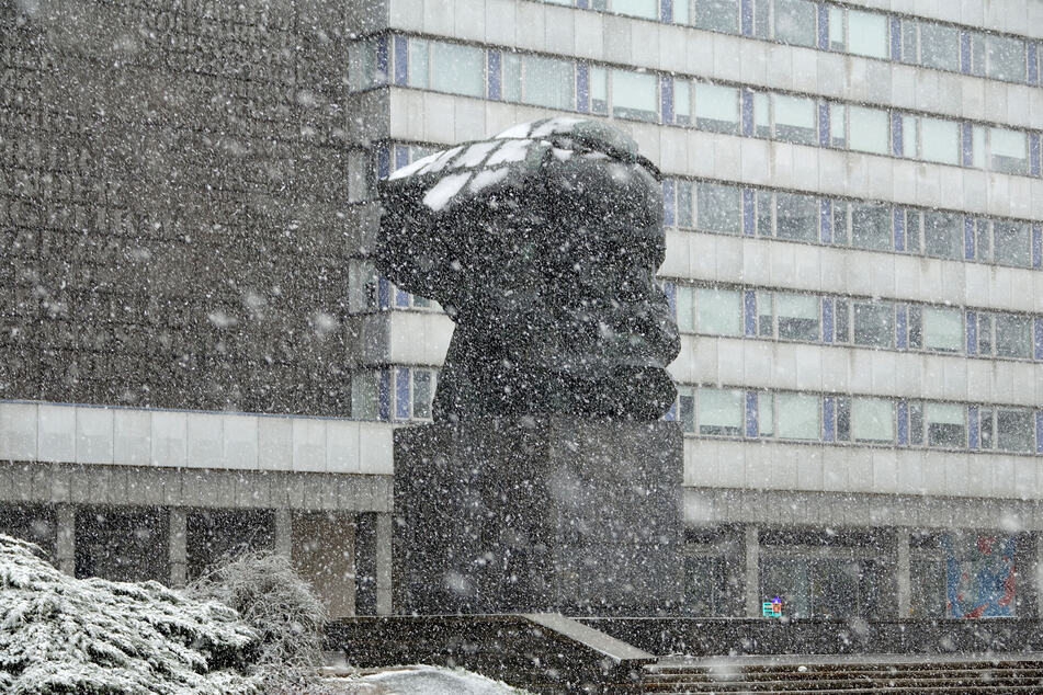 Das Marx-Monument in Chemnitz hat am Ostermontag eine weiße Haube bekommen.