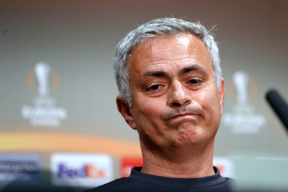 Starcoach José Mourinho von Tottenham Hotspur hat sich dafür entschuldigt, dass er sich trotz der rasant ausbreitenden Coronavirus-Pandemie in England nicht an die vorgeschriebene Abstandsregel gehalten hat.