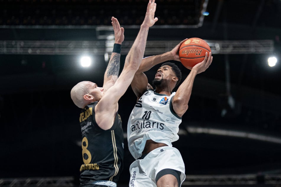 Victor Bailey Jr. (r.) markierte für die Niners zehn Punkte.