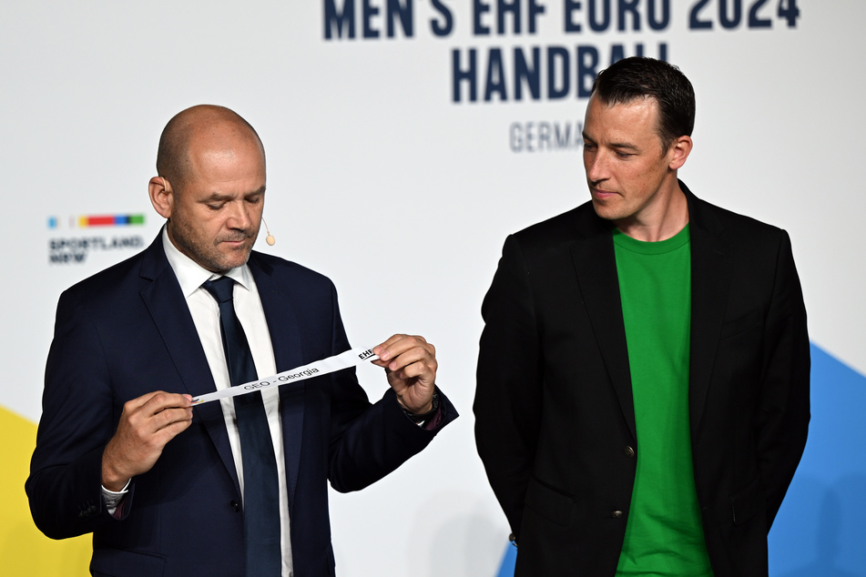 Ex-Nationalspieler Dominik Klein (39, r.) durfte Losfee spielen, EHF-Generalsekretär Martin Hausleitner überwachte die Auslosung.