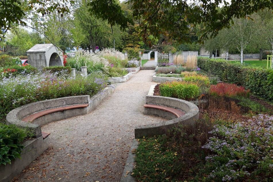 Der Park liegt eingebettet im Grünen.