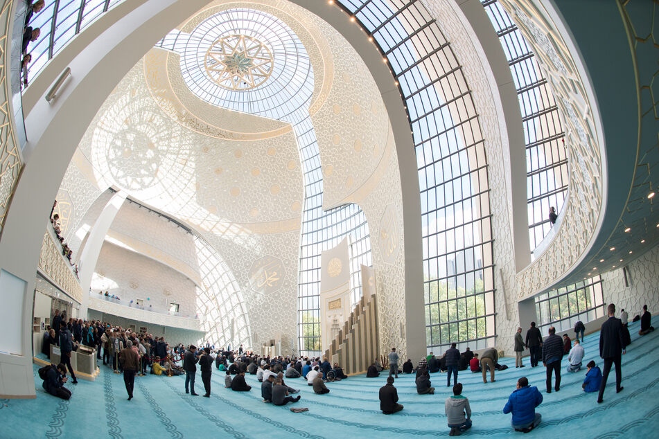 Moslems beten beim Mittagsgebet am Tag der offenen Moschee in der der Zentralmoschee in Köln-Ehrenfeld.