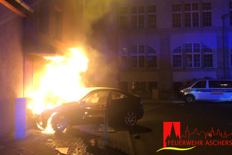 Die Jugendlichen konnten aus dem brennenden Fahrzeug gerettet werden.