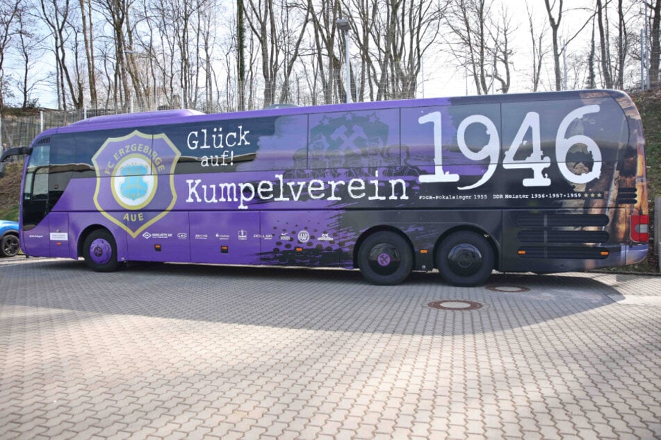 Der Auer Mannschaftsbus im Ludwigspark in Saarbrücken. Zum 1. FCS sind es 576 Kilometer Anfahrt - nach Aachen die zweitweiteste Stecke.