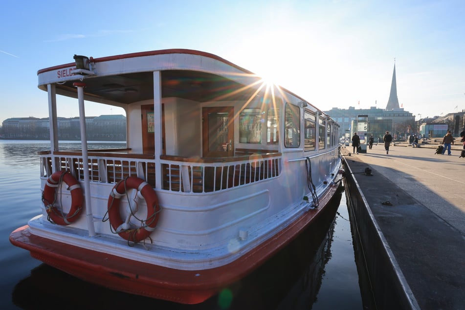 Bei gutem Wetter legen zusätzliche Boote ab. Tickets können am Anleger Jungfernstieg erworben werden.