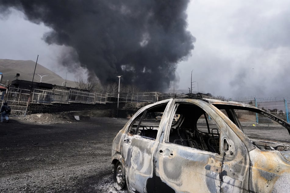 Eine dicke Rauchwolke steigt aus einem Öllager auf, das am späten Samstag in Teheran von einem US-israelischen Angriff getroffen wurde.