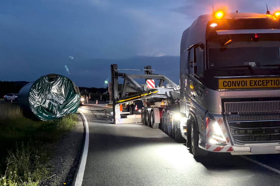 Bei dem Schwertransporter brach eine Achse, woraufhin der Anhänger umkippte.