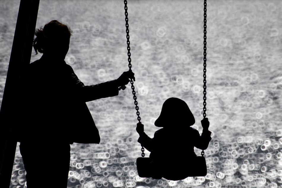 In Nordrhein-Westfalen leben etwa 327.000 alleinerziehende Elternteile mit ihren minderjährigen Kindern zusammen (Symbolbild).