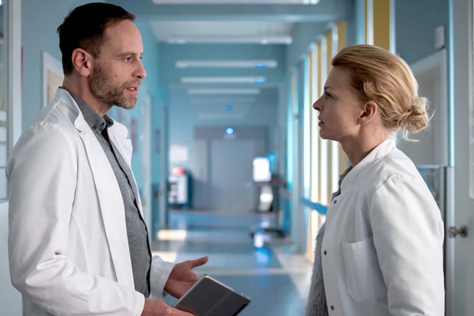 Die Gynäkologin Dr. Ina Schulte hat Chefarzt Dr. Kai Hoffmann angeboten, die Klinik wieder zu verlassen.