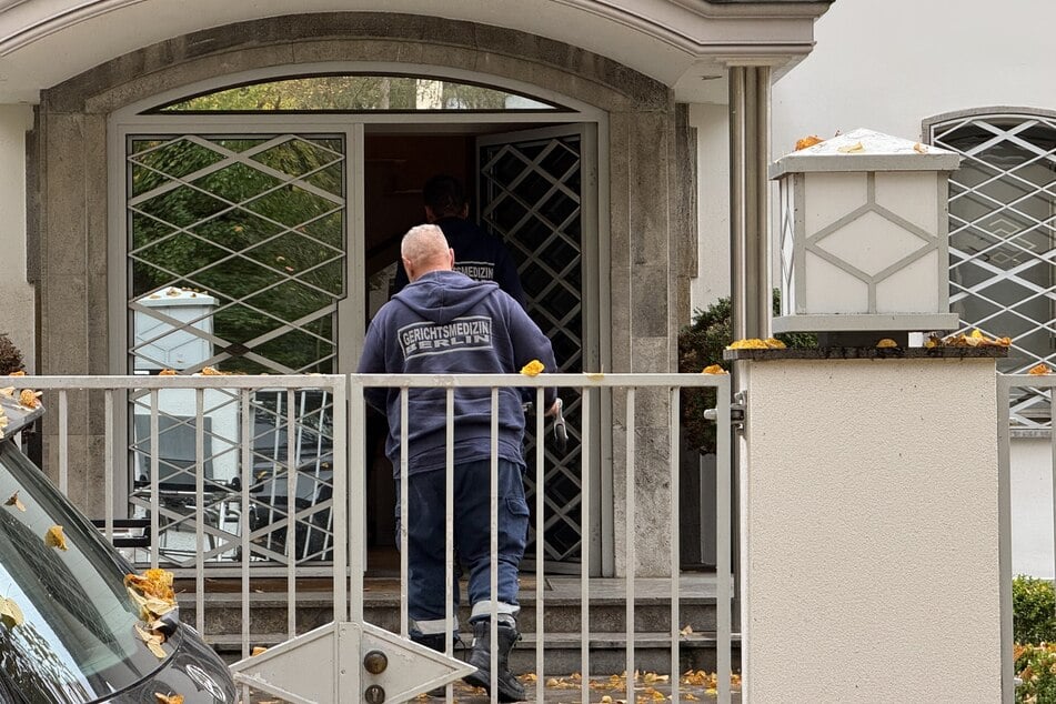 Ein Mitarbeiter der Gerichtsmedizin nach dem Tod von Jack White in dessen Villa in Grunewald.