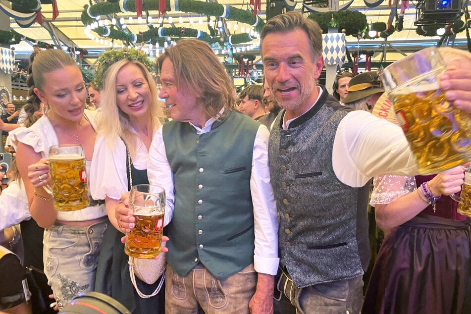 Ramona und Jürgen Drews (2. und 3. v.l.) und Florian Silbereisen (r.) feiern gemeinsam den Start des Oktoberfests. Allerdings ist nicht in allen Krügen Alkohol.