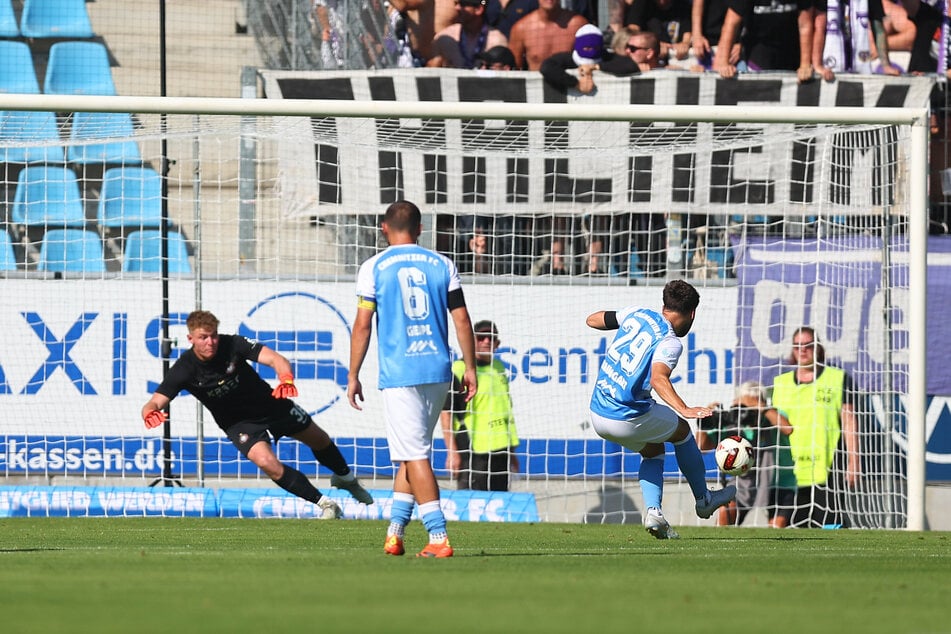 Innerhalb von zehn Minuten brachte Tom Baumgart (28, r.) den Himmelblauen die 2:0-Führung.