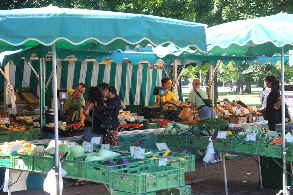 Der Wochenmarkt auf dem Alaunplatz hat eigentlich am Donnerstag bis 17 Uhr geöffnet. Jetzt ist wegen der Hitze 3 Stunden eher Schluss