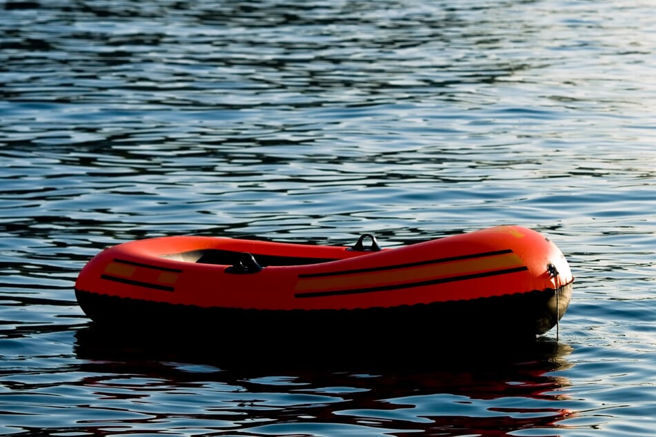 Eigentlich gehören Schlauchboote auf einen See. (Symbolbild)
