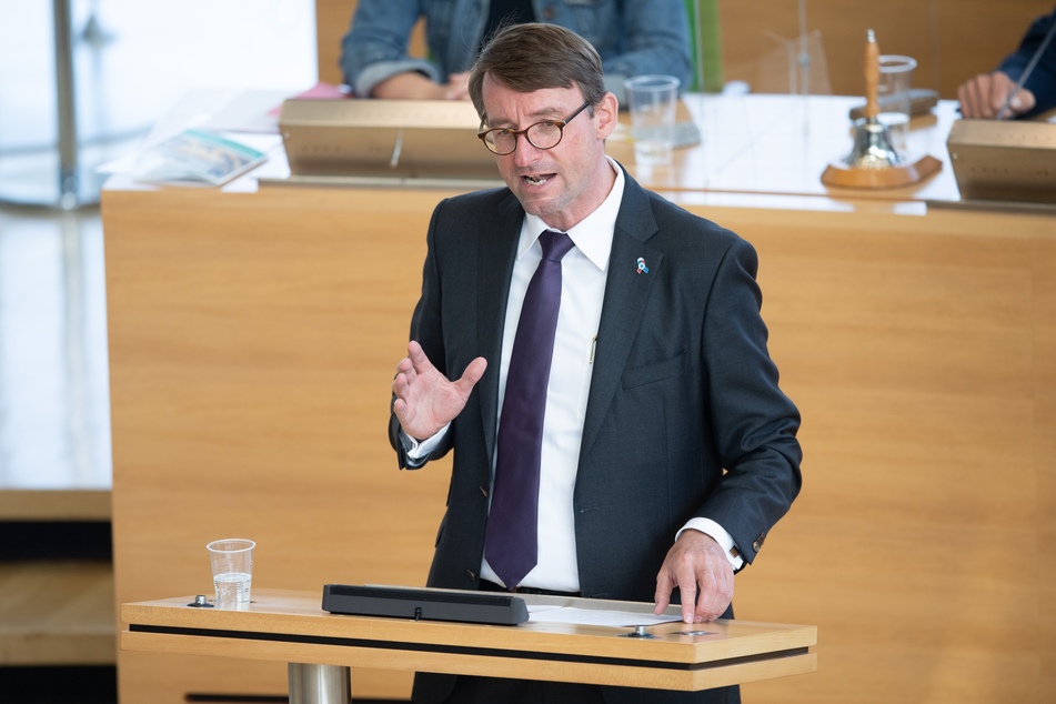 Roland Wöller (CDU), Innenminister von Sachsen, spricht im sächsischen Landtag zu den Abgeordneten.