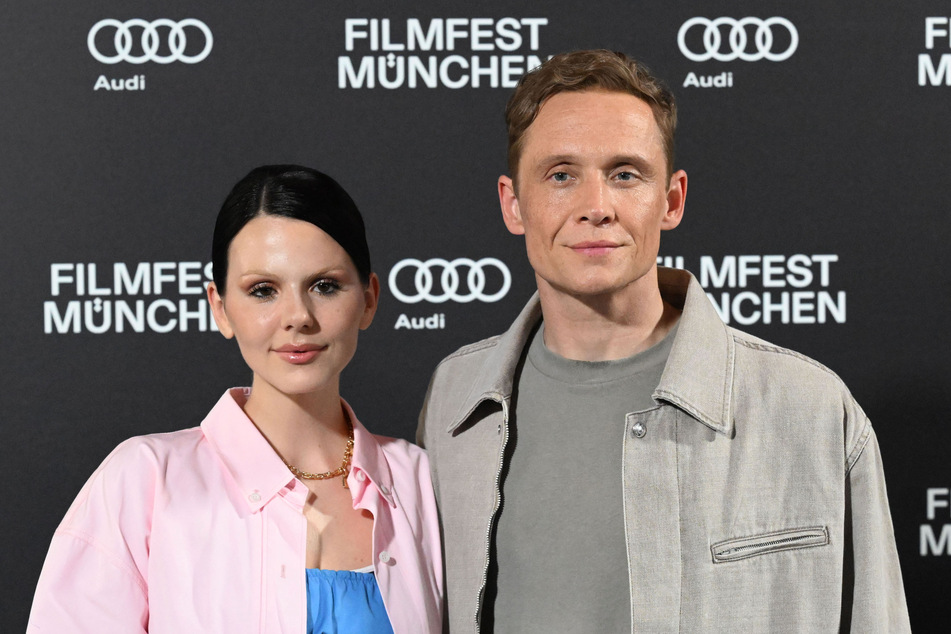 Der Schauspieler und Ruby O. Fee (29) gehen seit 2019 gemeinsam durch das Leben.