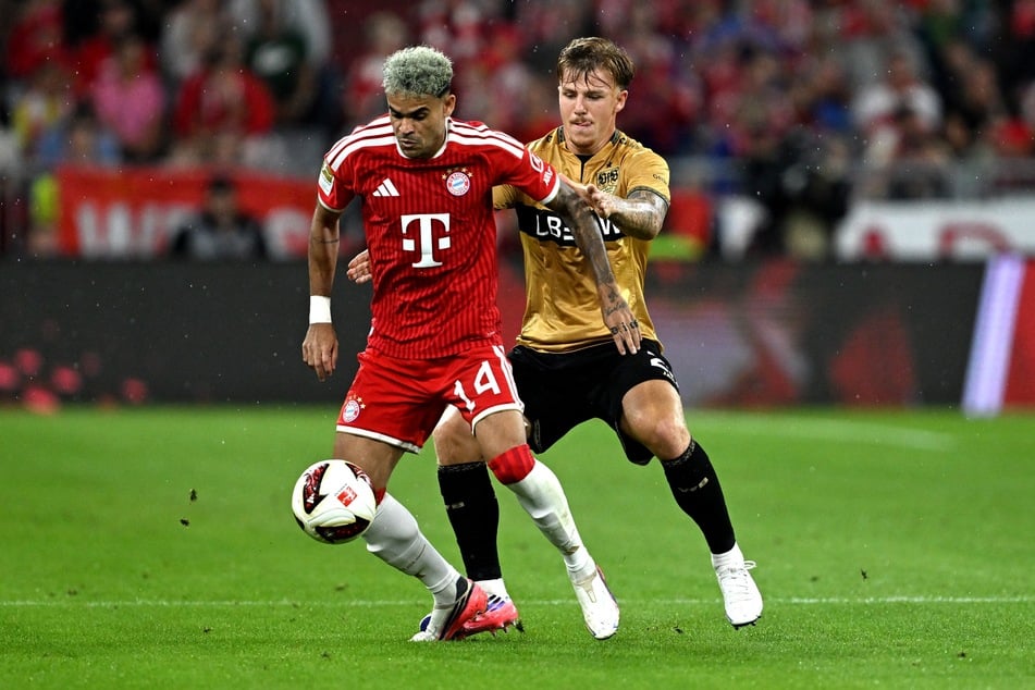 Luis Diaz (29, l.) behautet sich im Zweikampf mit Finn Jeltsch (20).