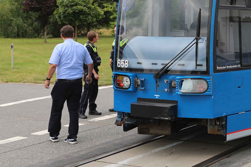 Transporter-Fahrer will abbiegen und kollidiert mit Straßenbahn