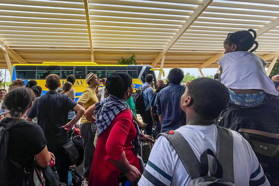 Französische Staatsangehörige versammeln sich auf dem internationalen Flughafen in Niamey.