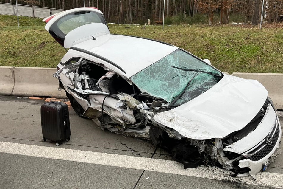 Die gesamte Beifahrerseite des Opels wurde bei dem Unfall zerstört.