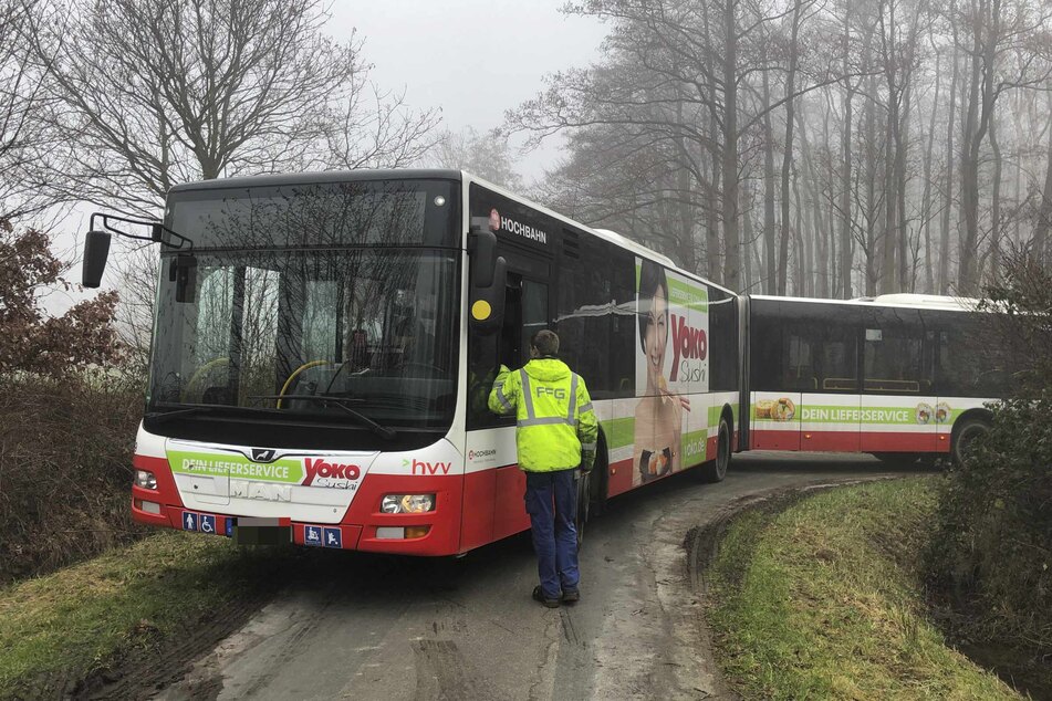 Hamburg: Bus verirrt sich in dichtem Neben und bleibt auf Feldweg stecken