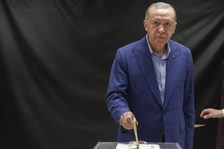Der türkische Staatschef Recep Tayyip Erdogan (69) liegt nach Einschätzung von staatlichen Medien bei der Stichwahl vorn.