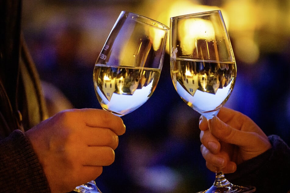 Genüsslich mit einem Glas Wein anstoßen könnt Ihr in Radebeul und Meißen. (Archivbild)