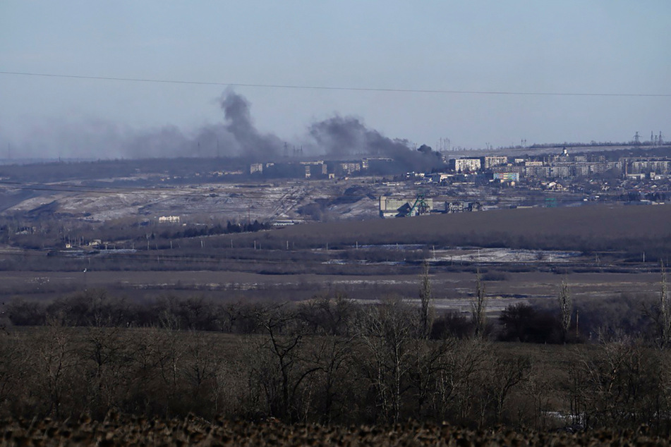 Rauchwolken steigen während der Kämpfe zwischen ukrainischen und russischen Truppen über Soledar auf.