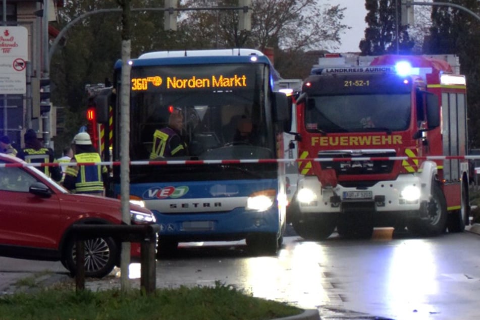 In der Stadt Norden im Landkreis Aurich erfasste ein Linienbus am Montagmorgen eine Fußgängerin. Die junge Frau kam dabei ums Leben.