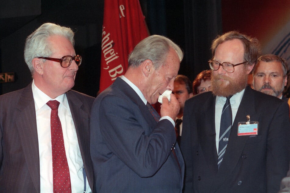 Auf dem Wiedervereinigungsparteitag der SPD am 27. September 1990 wurde Thierse (r.) zu einem der stellvertretenden Parteivorsitzenden gewählt. (Archivfoto)