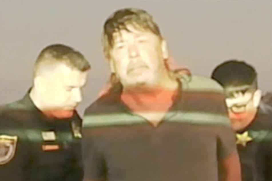 Nachdem die Deputys Patrick Rinaldi und seine Frau in Sicherheit gbracht hatten, musste sich der Autofahrer einigen speziellen Tests unterziehen.