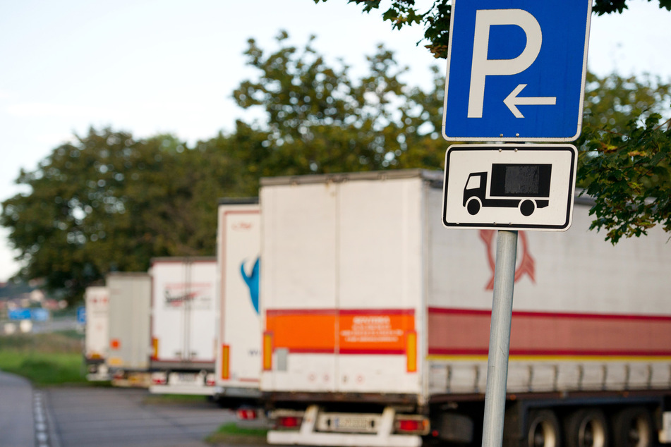 Am Donnerstag holte die Polizei sieben unerlaubt eingereiste Menschen aus einem Lastwagen in Sachsen-Anhalt. (Symbolbild)