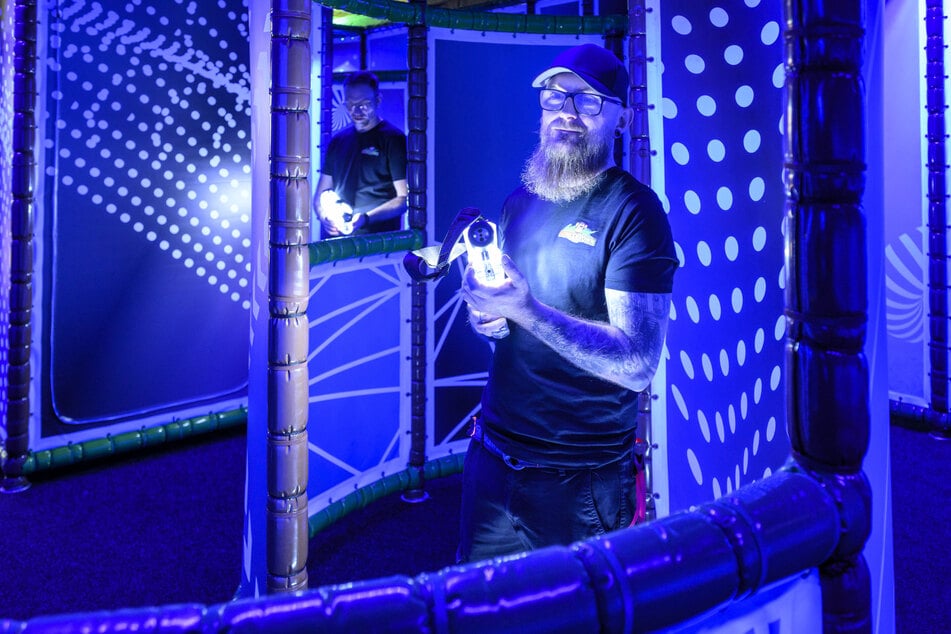 Sebastian Bunde (r.) und Sebastian Bosse (45) testen die Lasertag-Anlage.