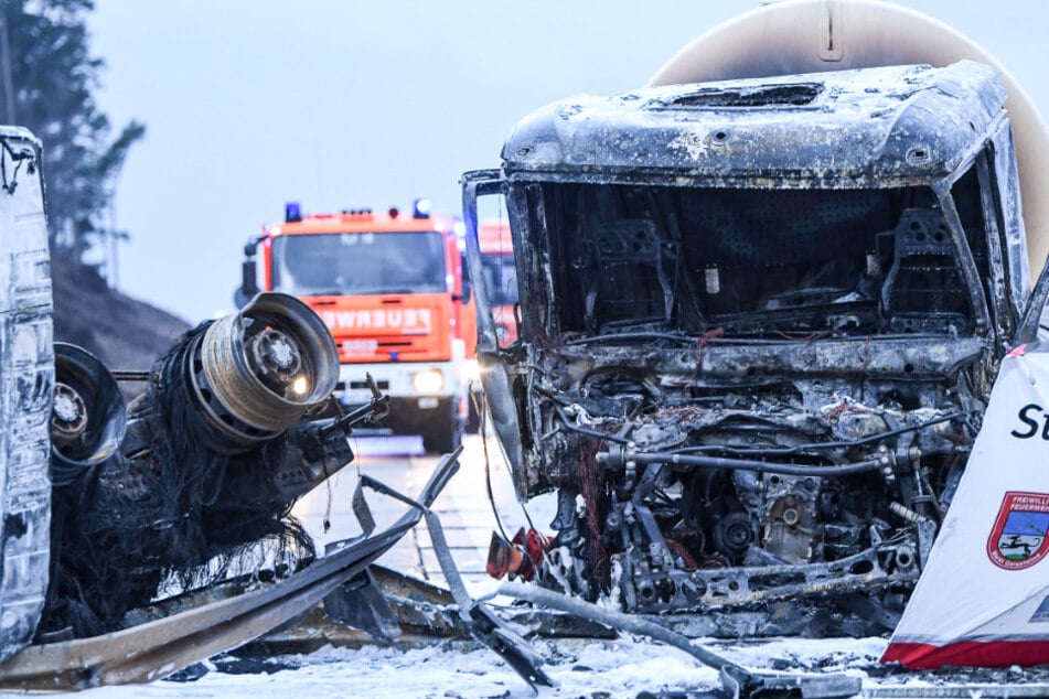 Unfall A3: Horror-Unfall auf der A3: Tanklaster-Fahrer verbrennt in Führerhaus