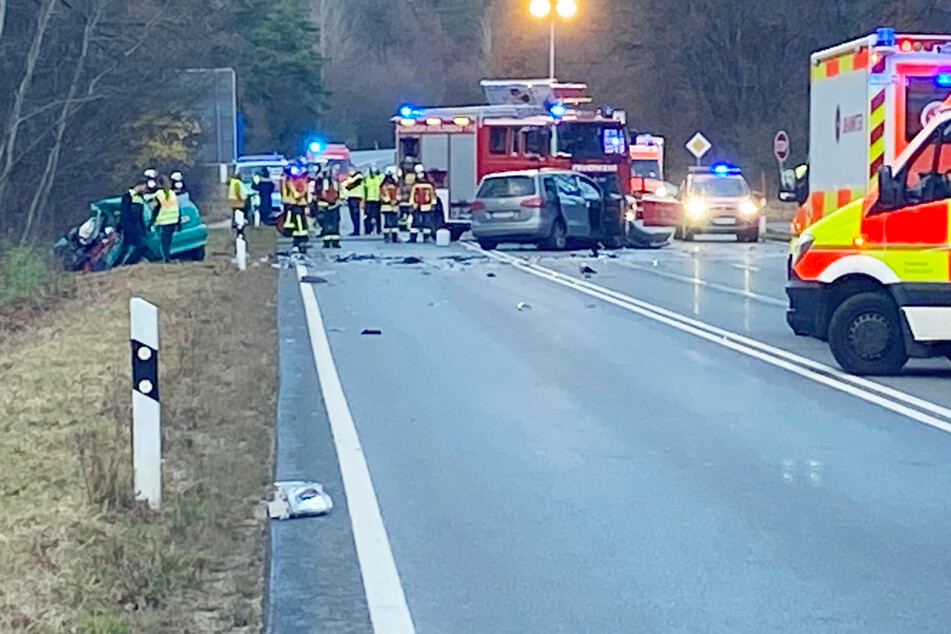 Unfall auf der B2 in Bayern: Zwei Autos sind zwischen der Abzweigung nach Heroldsberg und der Einfahrt Richtung Nürnberg-Nord kollidiert.