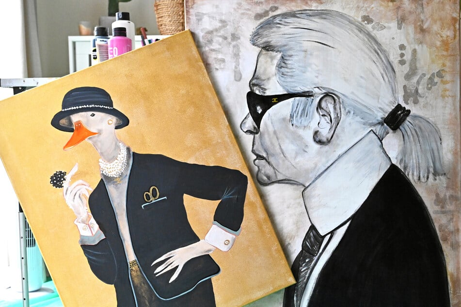 Mode auf Bildern: Eine Gans im Coco-Chanel-Look und Modeschöpfer Karl Lagerfeld.