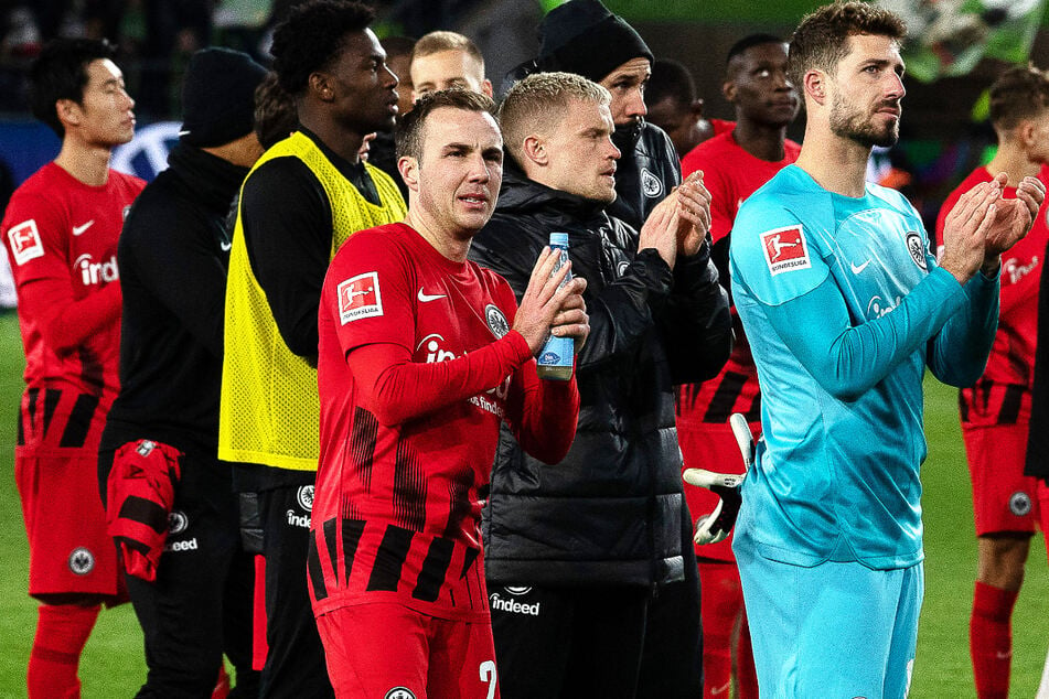 Die Spieler von Eintracht Frankfurt applaudierten nach dem Spiel den nach Wolfsburg mit gereisten Frankfurter Fans - die Bundesliga-Partie endete mit einem Unentschieden.