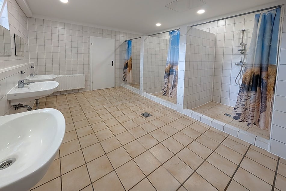 Auch Sanitäranlagen sind vorhanden.