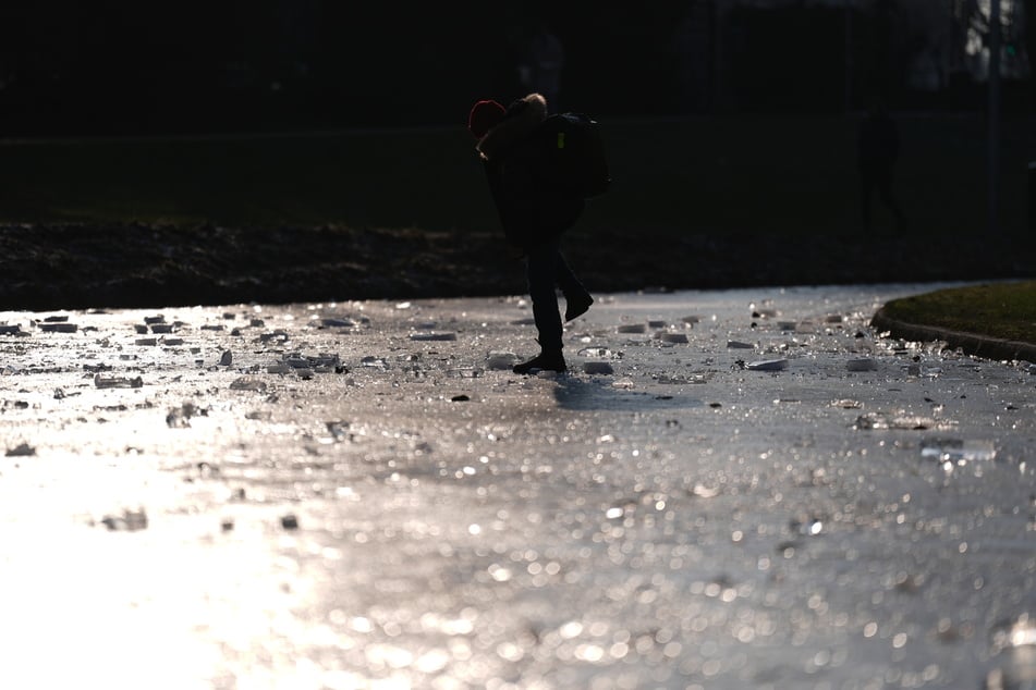 Die Eisschicht auf gefrorenen Gewässern scheint meist dicker, als sie eigentlich ist.