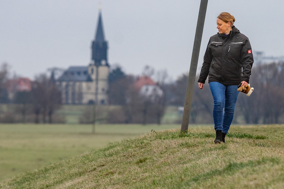 LTV-Betriebsleiterin Maren Wittig (56) inspiziert die Oberfläche der Anlage auf Schäden: Als Dresdens oberste "Deichgräfin" ist sie für den Schutz der Anwohner zuständig.