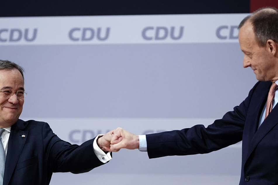 Der unterlegene Friedrich Merz (65, r) gratuliert Armin Laschet (59) zur Wahl als Parteivorsitzender beim digitalen Bundesparteitag der CDU.