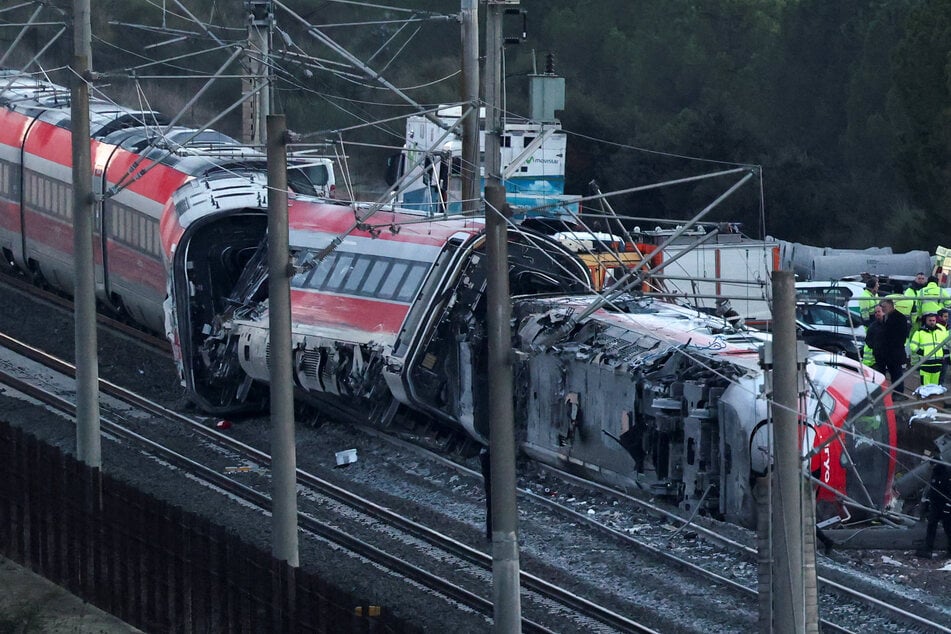 High-speed train crash in Spain leaves dozens dead and over 100 injured: "Like a horror movie"