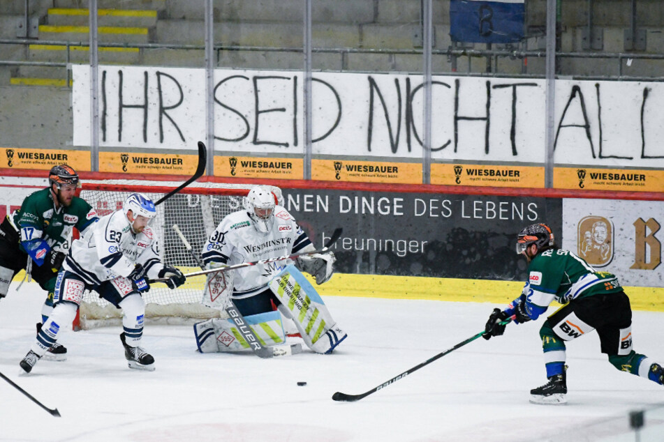 Vor dem Dresdner Tor von Riku Helenius herrschte gerade im Schlussdrittel Hochbetrieb. Ein irregulärer Treffer brachte die Steelers auf die Siegerstraße.