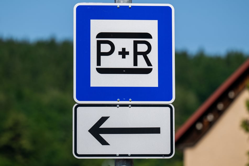 Ein solches Hinweisschild auf einen P+R wie in Einsiedel steht auch schon in Schönau, allerdings noch abgedeckt.