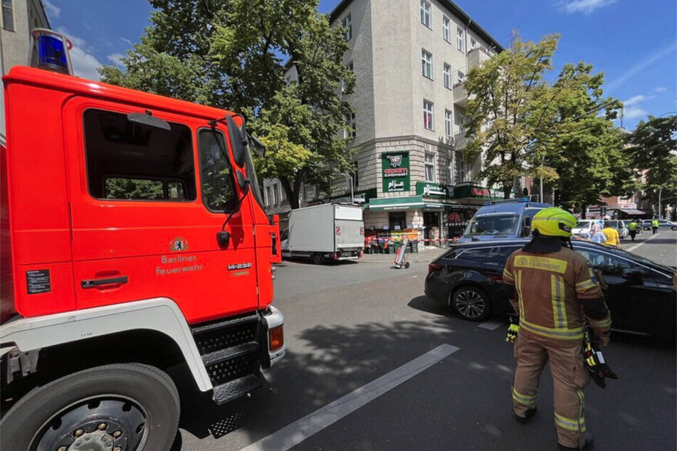 Die Berliner Feuerwehr musste das Wohnhaus in Neukölln vorsorglich räumen.