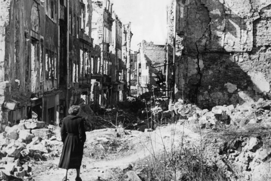 Nach den Bombenangriffen am 13./14. Februar 1945 liegt Dresden in Trümmern.