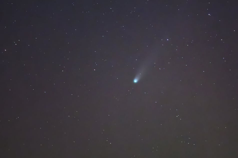 El cometa Lemmon “C/2025 A6” brilla entre las estrellas del cielo nocturno sobre el este de Brandeburgo.