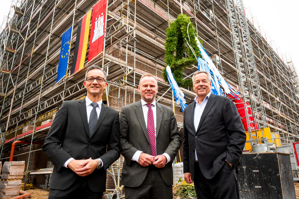 Falk Schnabel (55, v.l.), Polizeipräsident von Hamburg, Andy Grote (56, SPD), Innensenator von Hamburg, und Jan Zunke, Geschäftsführer der Immobiliengesellschaft Sprinkenhof, stehen vor dem Neubau der Polizeieinsatzzentrale im Stadtteil Alsterdorf.